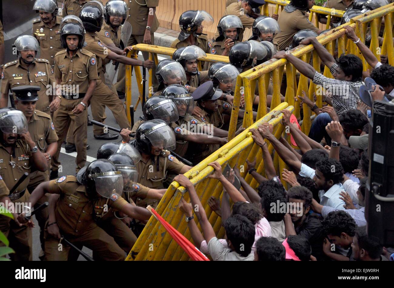 (150401) -- COLOMBO, 1 aprile 2015 (Xinhua) -- Gli studenti si scontrano con la polizia in Colombo, Sri Lanka, 31 marzo 2015. Il governo dello Sri Lanka sulla polizia Mercoledì ha lanciato un'indagine per i violenti scontri che è scoppiata tra enti locali gli studenti universitari e le forze di polizia su Martedì risultante in diverse lesioni. Centinaia di studenti universitari hanno protestato per le strade della capitale Colombo martedì invitando il nuovo governo a rispondere alle richieste per garantire diritti degli allievi i. (Xinhua/Gayan Sameera)(dh) Foto Stock