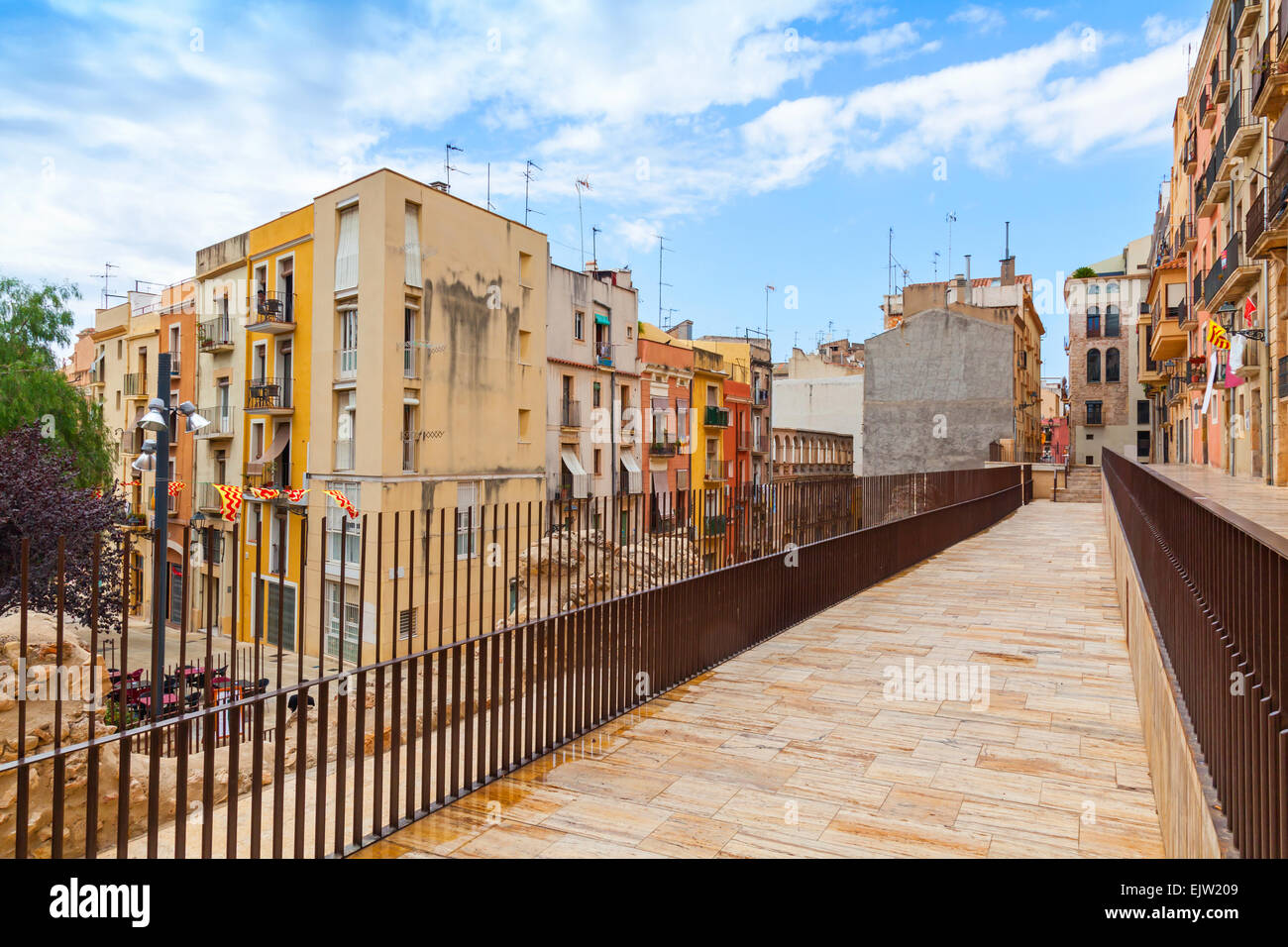 Case colorate facciate vicino a piedi pedonale lane, Street View di Tarragona, Spagna Foto Stock
