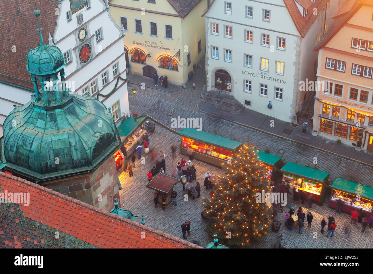 Panoramica del mercato di Natale, Rothenburg ob der Tauber, Germania Foto Stock