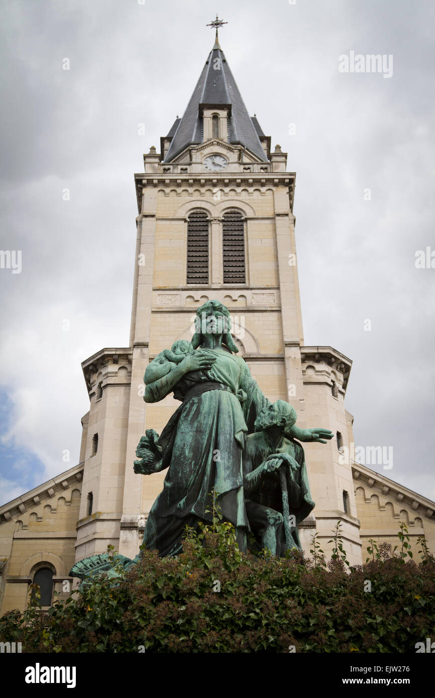 Statua rappresentante la Republique protegeant le vieillard et l'orphelin ;Vichy , Allier , Auvergne , France Foto Stock