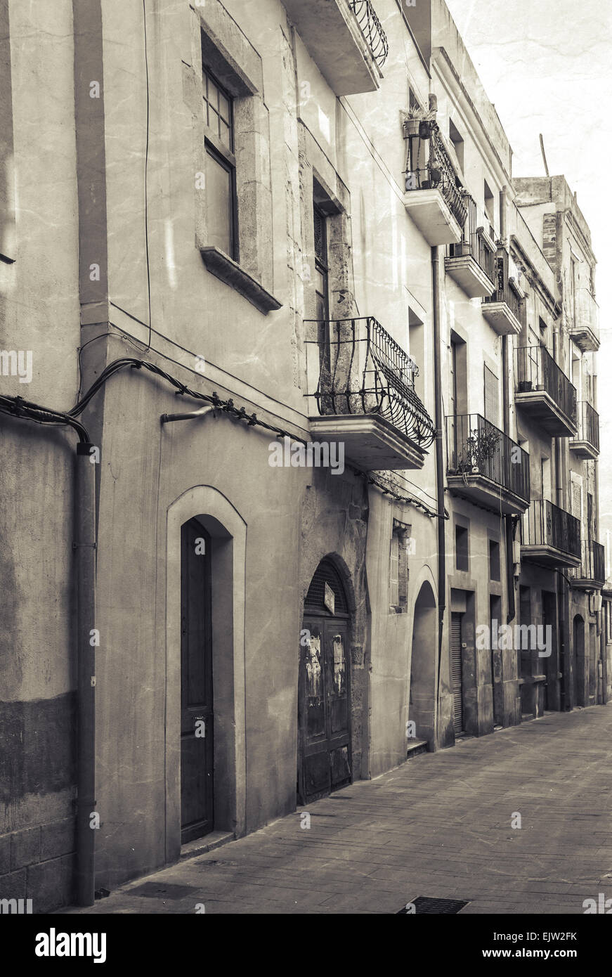 Vuoto stretta street view di Tarragona. Vintage stilizzata foto in bianco e nero di seppia tonico effetto del filtro e una vecchia foto del testo della carta Foto Stock