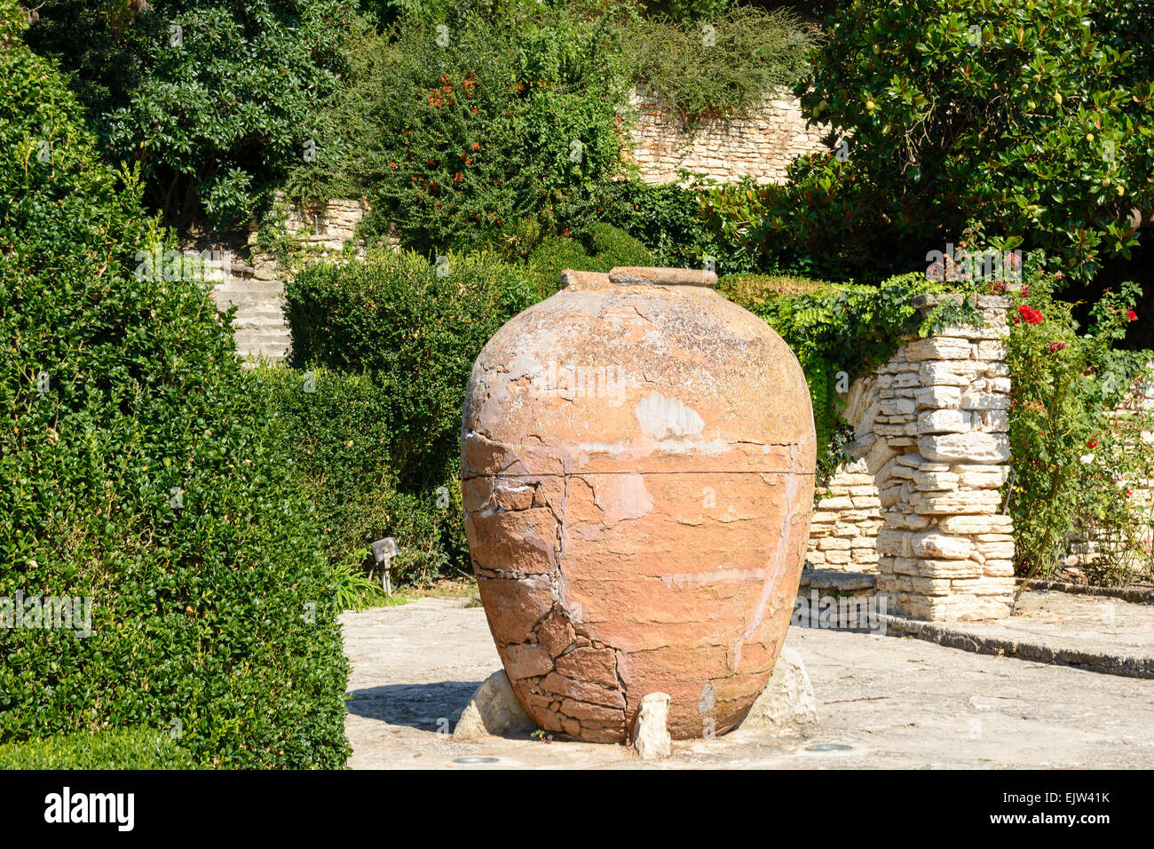 Antico e grande pentola di creta a Balchik Giardino Botanico, Bulgaria Foto Stock