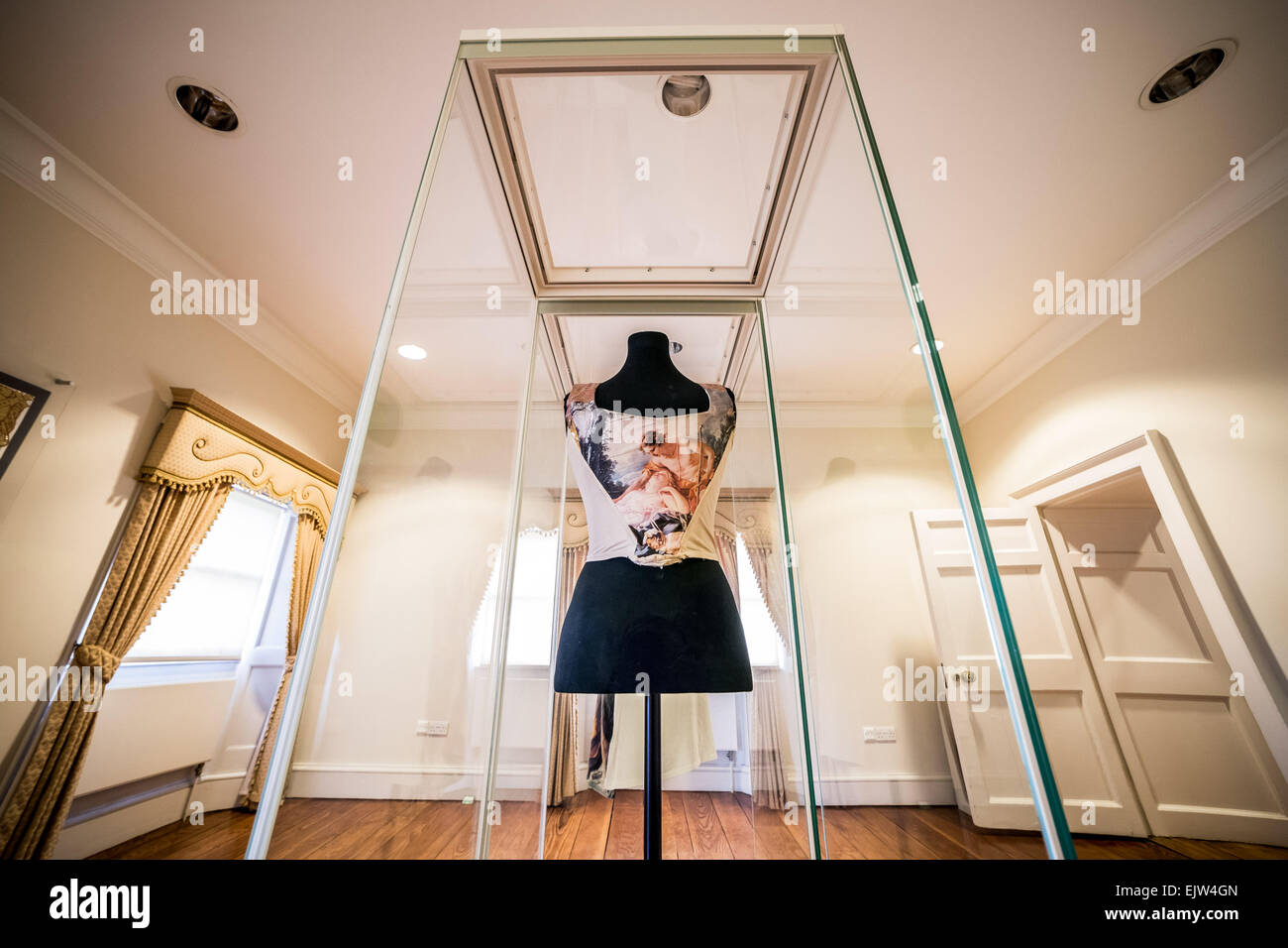 Londra, Regno Unito. Il 1 aprile, 2015. Vivienne Westwood: tagliare dal passato mostra Credito: Guy Corbishley/Alamy Live News Foto Stock