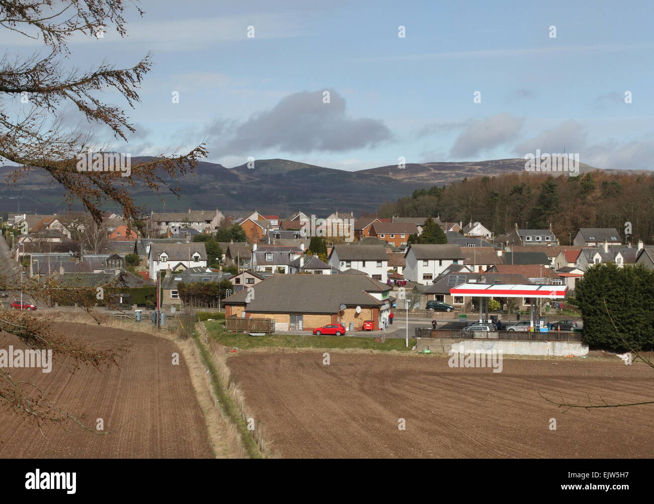 Villaggio di Birkhill con colline Sidlaw Scozia Aprile 2015 Foto Stock