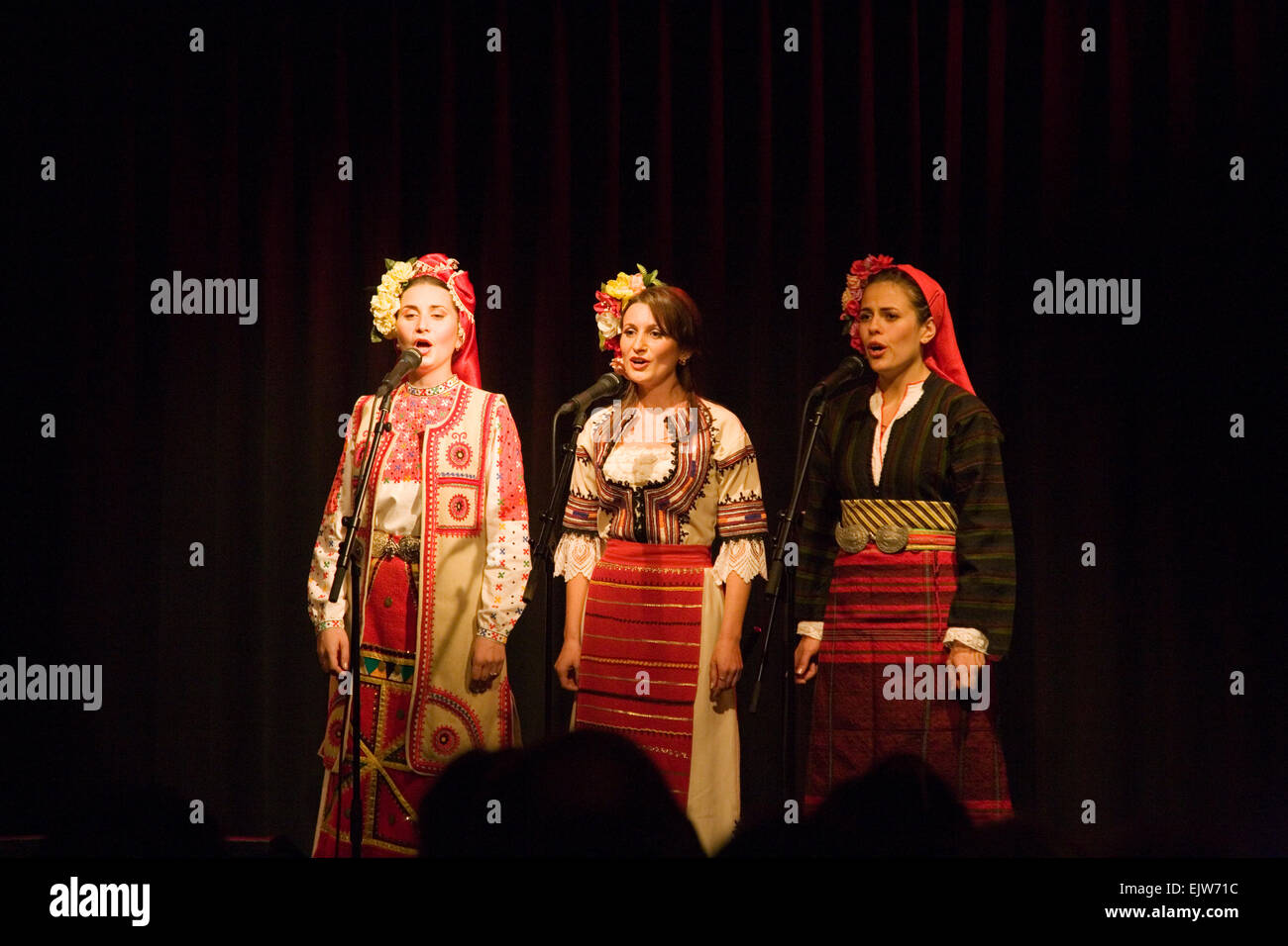 Folk bulgaro cantanti in costumi nazionali Foto Stock