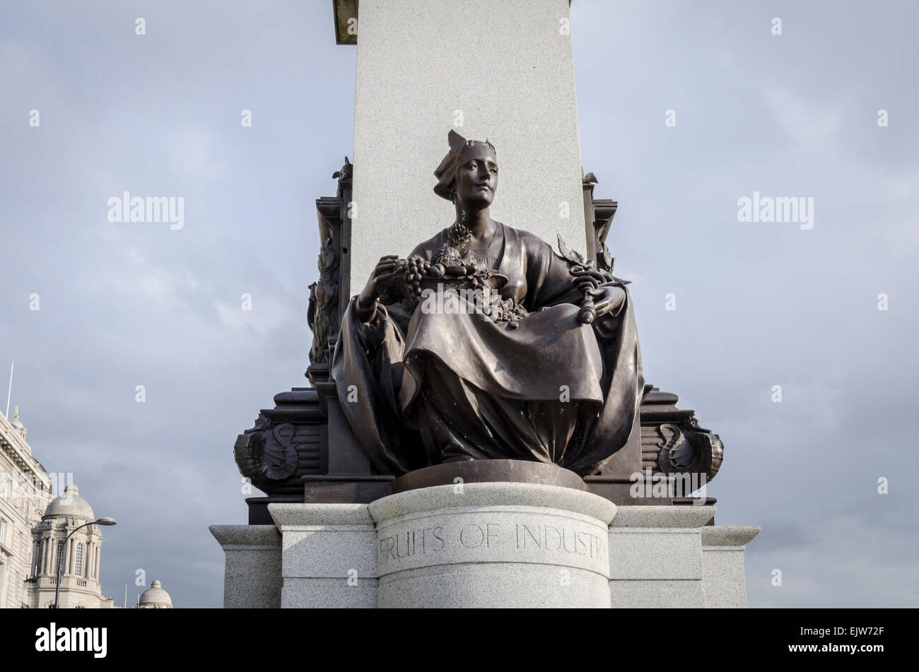 Statua di una donna seduta che rappresenta il "Frutti dell' industria del porto di Liverpool, Regno Unito Foto Stock