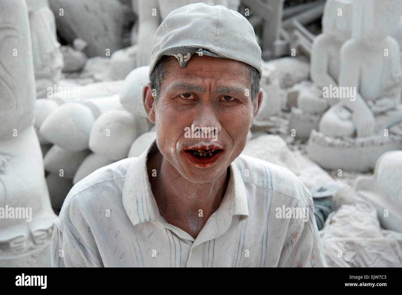 Ritratto dall'aspetto disperato di un intagliatore di marmo rosso Noce di betello ricoperto di polvere di marmo bianco in Mandalay Myanmar Foto Stock