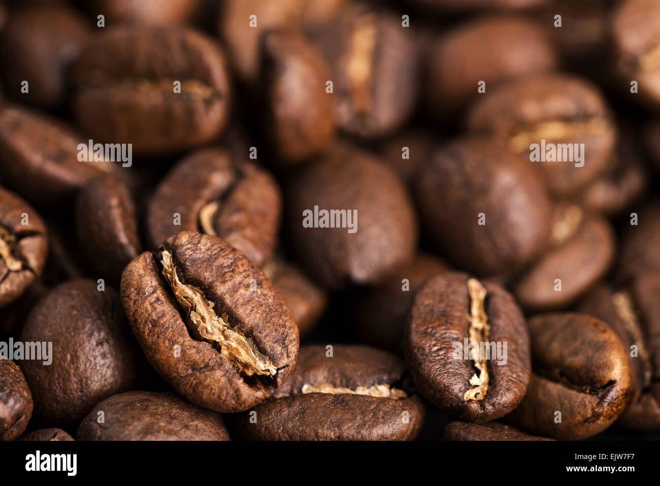 Close-up di medie chicchi di caffè tostati Foto Stock