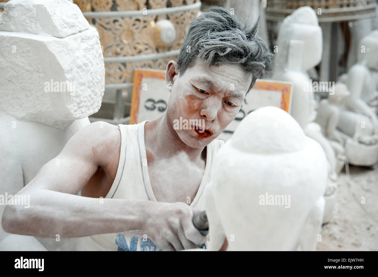 Ritratto di un intagliatore di marmo rosso con imboccatura da betel dado rivestito in marmo bianco in polvere Mandalay Myanmar Foto Stock