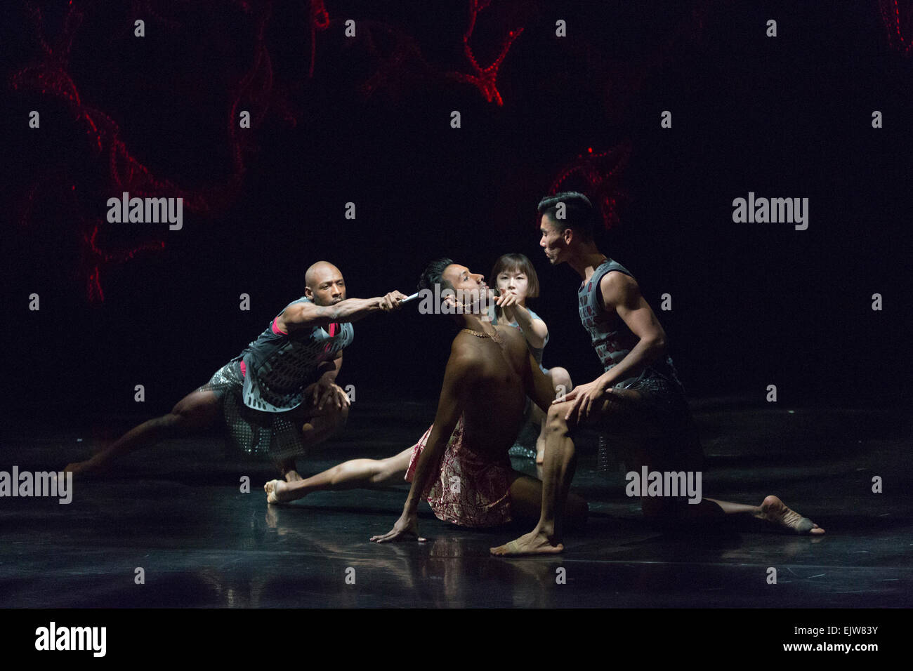 Nella foto: Sooraj Subramaniam (in gonna rossa). Shobana Jeyasingh Dance La bayadère - La nona vita, una grande commissione della Royal Opera House. Bayadère è un reimagining di Petipa il celebrato 1877 balletto La bayadère. Spettacoli al Linbury Studio Theatre a ROH dal 25-28 marzo 2015. I ballerini sono: Avatâra Ayuso, Richard, determinazione di Nathan Goodman, Sunbee Han, Noora Kela ha, Davin Re, Emily minestra. Sooraj Subramaniam e Teerachai Thobumrung. Foto Stock