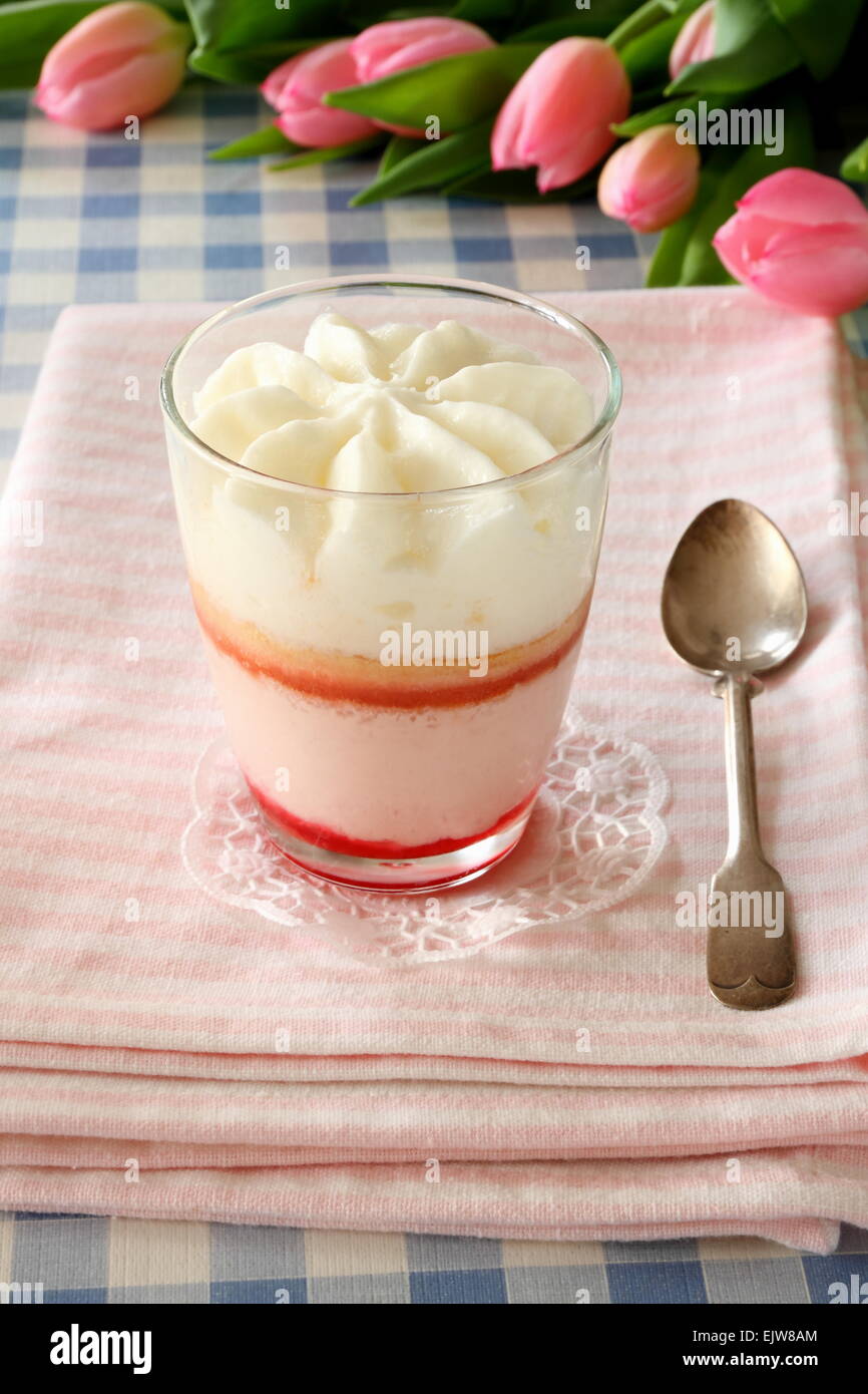 Fragola crema dessert in vetro con tulip, close up Foto Stock