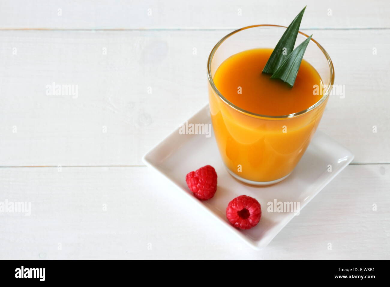 Fruttato frullato di mango con lampone, verticale, vista dall'alto Foto Stock