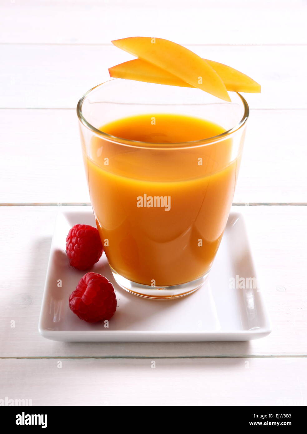 Fruttato frullato di mango con lampone, verticale Foto Stock