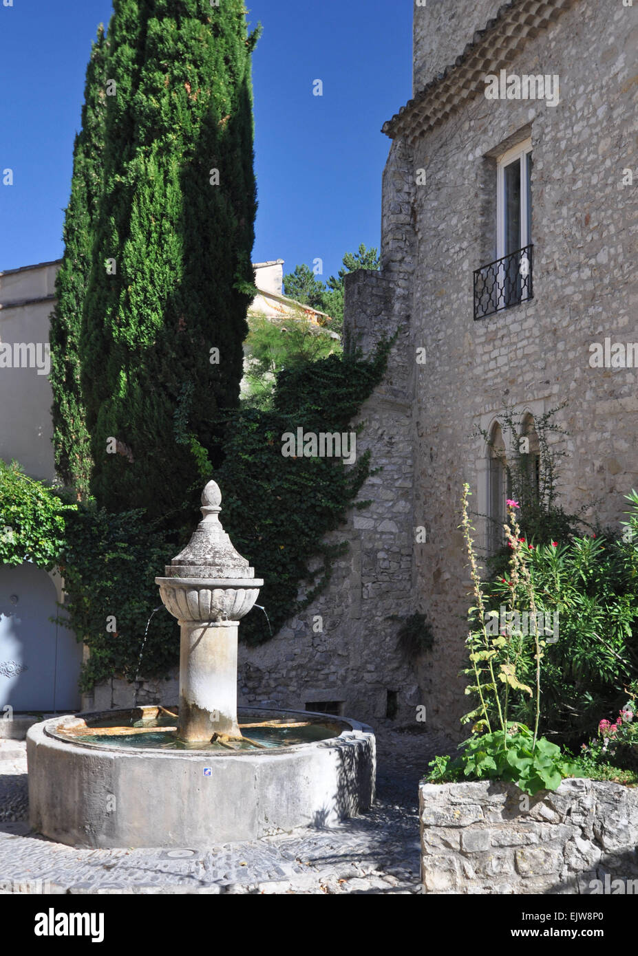 Fontana sulla Rue de l'Eveche ( Haute-Ville) a Vaison La Romain, nel Vancluse, Provenza, Francia. Foto Stock