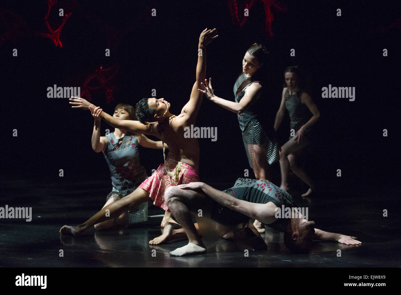 Nella foto: Sooraj Subramaniam (in gonna rossa). Shobana Jeyasingh Dance La bayadère - La nona vita, una grande commissione della Royal Opera House. Bayadère è un reimagining di Petipa il celebrato 1877 balletto La bayadère. Spettacoli al Linbury Studio Theatre a ROH dal 25-28 marzo 2015. I ballerini sono: Avatâra Ayuso, Richard, determinazione di Nathan Goodman, Sunbee Han, Noora Kela ha, Davin Re, Emily minestra. Sooraj Subramaniam e Teerachai Thobumrung. Foto Stock