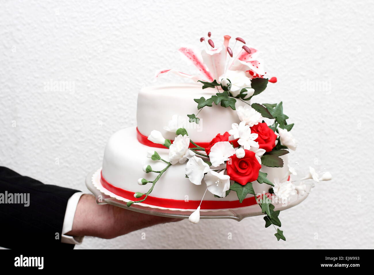 Splendida torta con rose rosse fiori in stile vintage, sfondo bianco Foto Stock