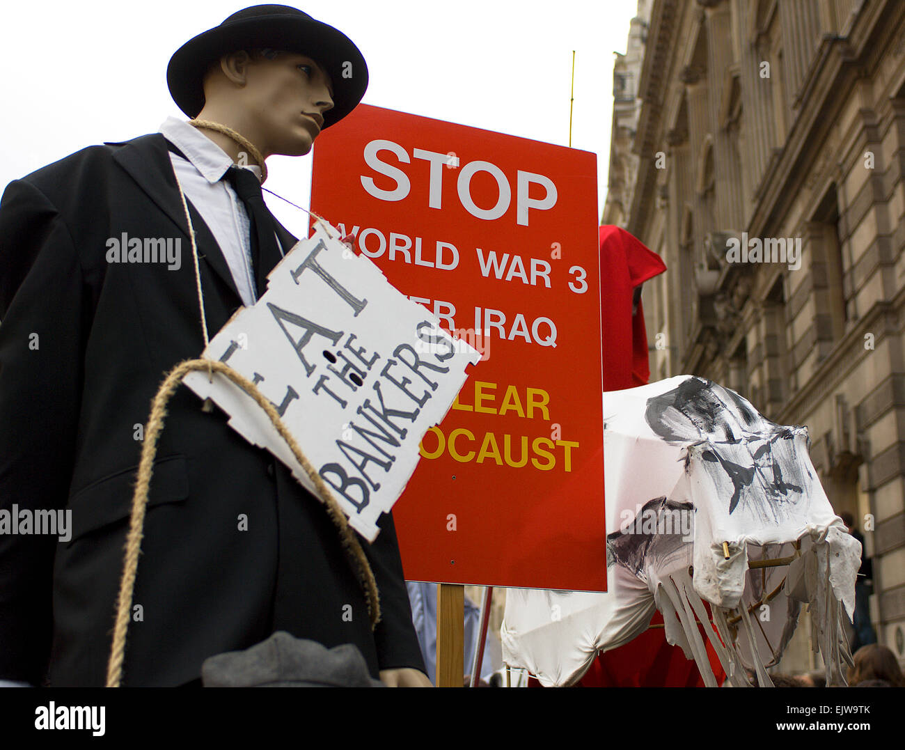 Un tipico banner in 2009 g20 protesta al di fuori della Banca d'Inghilterra, che finalmente è diventato violento e ha portato una morte. Foto Stock