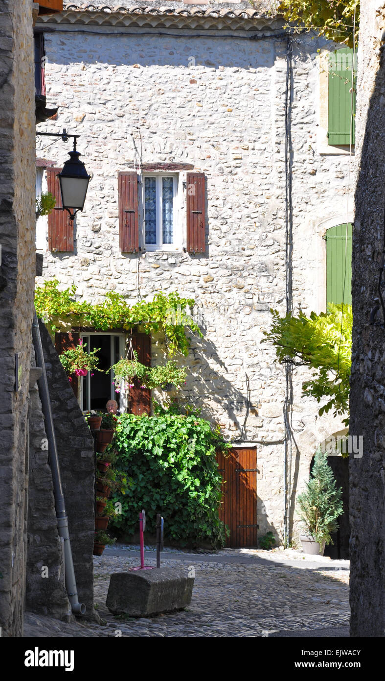 Rue des Fours, come esso si apre nella Place de Vieux-Marche nel vecchio borgo medievale di Vaison-la-Romaine, in Provenza, Francia. Foto Stock