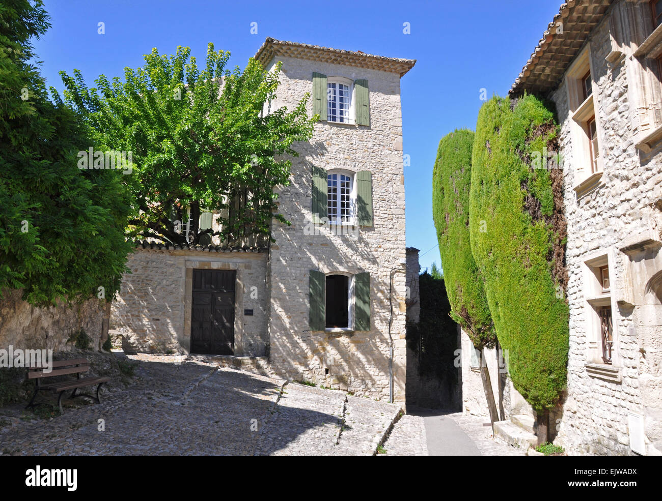 Rue de l' eglise nel vecchio borgo medievale di Vaison-la-Romaine, in Provenza, Francia. (Presi in Haute Ville) Foto Stock