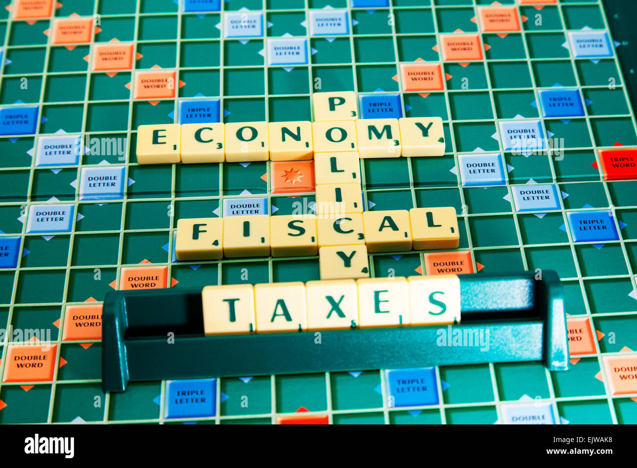 La politica fiscale imposte economia governo studi raccolta fondi iva le parole usando piastrelle scrabble precisare Foto Stock