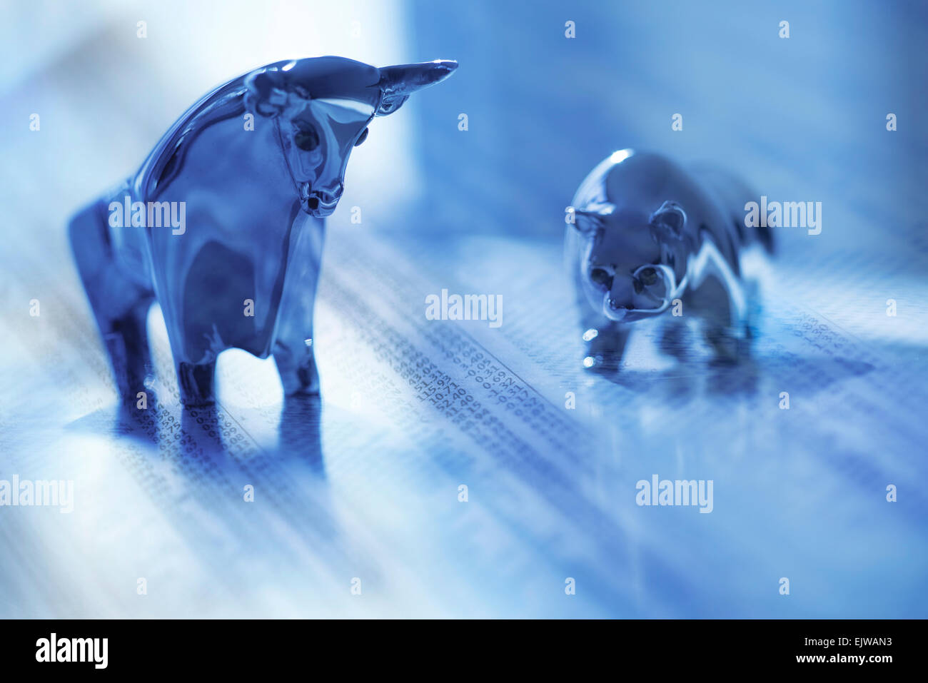 Composito Digitale con animali in ceramica e quotidiano finanziario Foto Stock