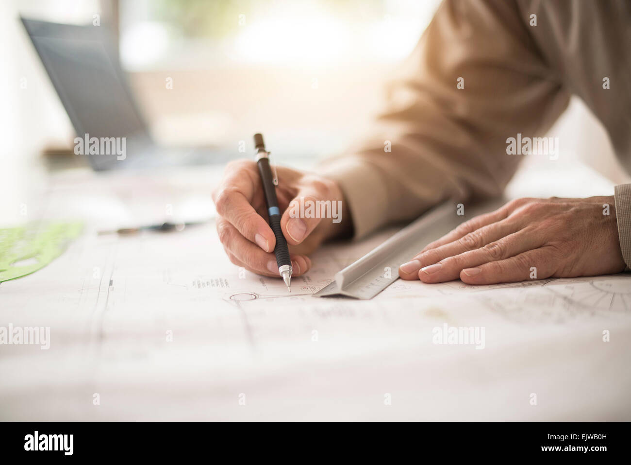 Close up di architetto le mani sul disegno cianografia Foto Stock