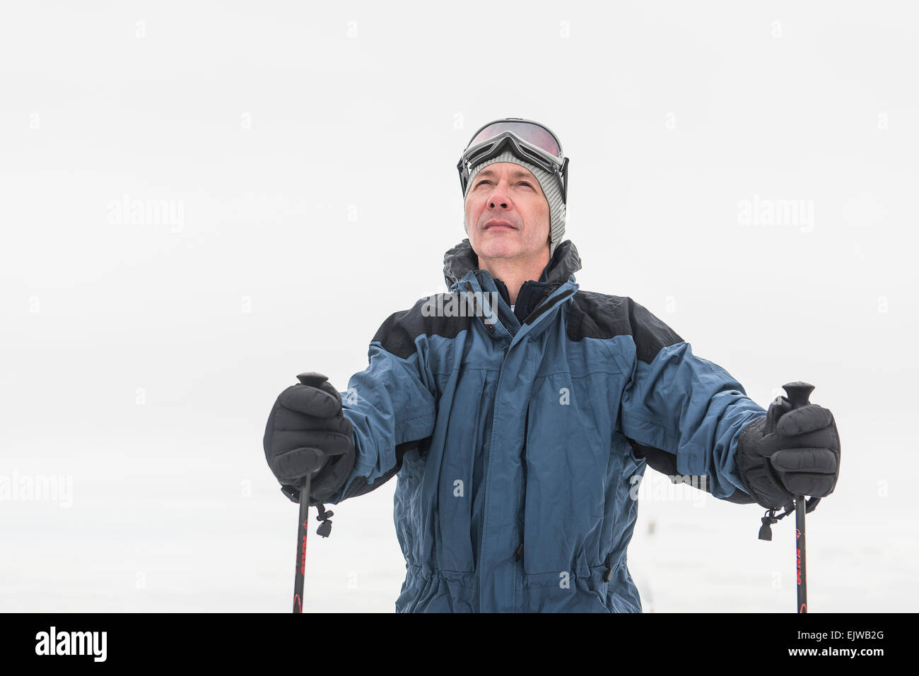 Ritratto di maschio maturo sciatore Foto Stock