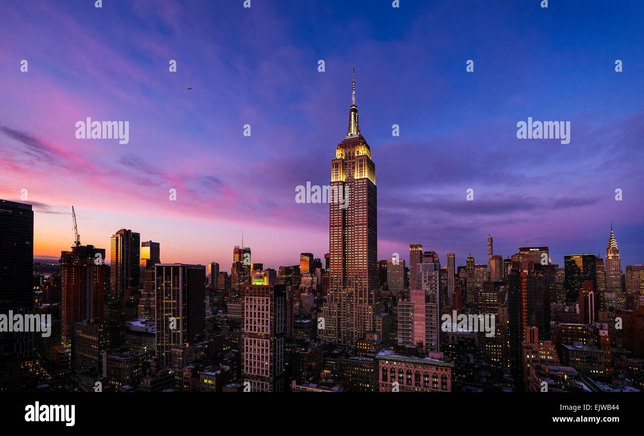 Stati Uniti d'America, nello Stato di New York, New York City, Empire State Building al crepuscolo Foto Stock