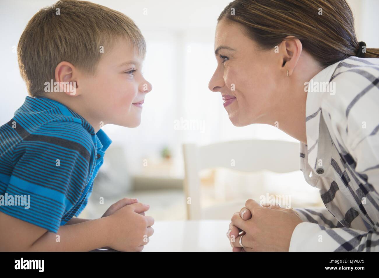 Madre e figlio (6-7) affacciati in ambiente domestico Foto Stock