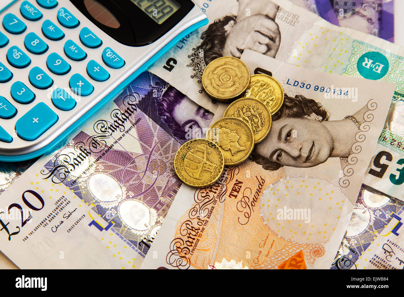 Calcolatrice denaro banconote del regno unito i fondi di cassa del debito di denaro fallito fallimento intaglio isolato tagliare lo sfondo bianco Foto Stock
