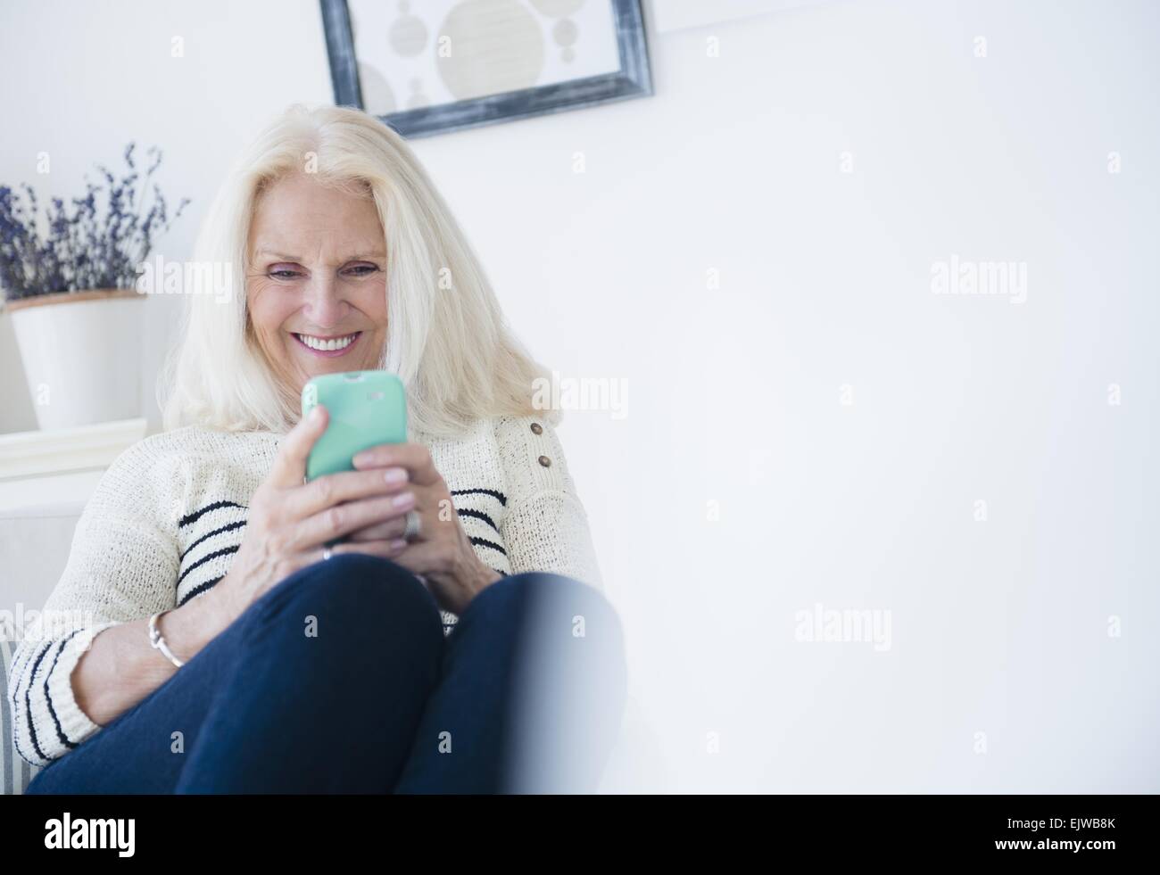 Senior donna texting Foto Stock