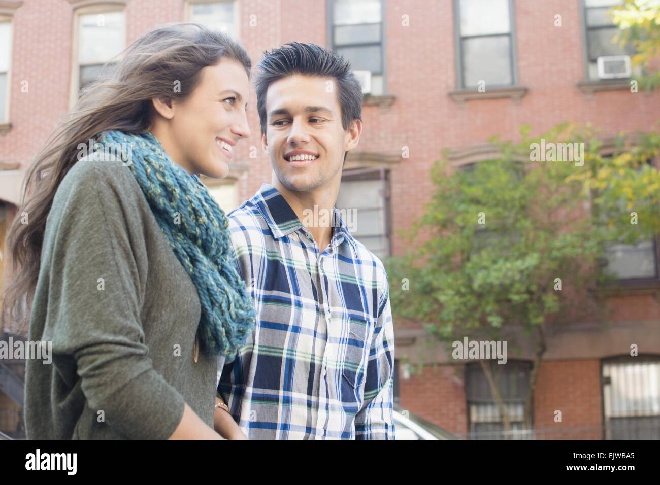 Stati Uniti d'America, nello Stato di New York, New York, Brooklyn, coppia giovane parlando Foto Stock