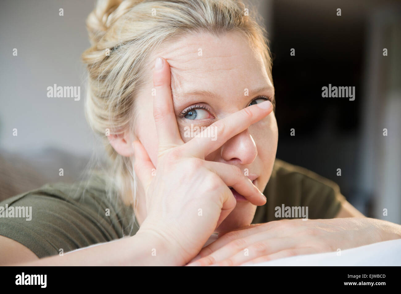 Donna con la mano sul suo viso Foto Stock