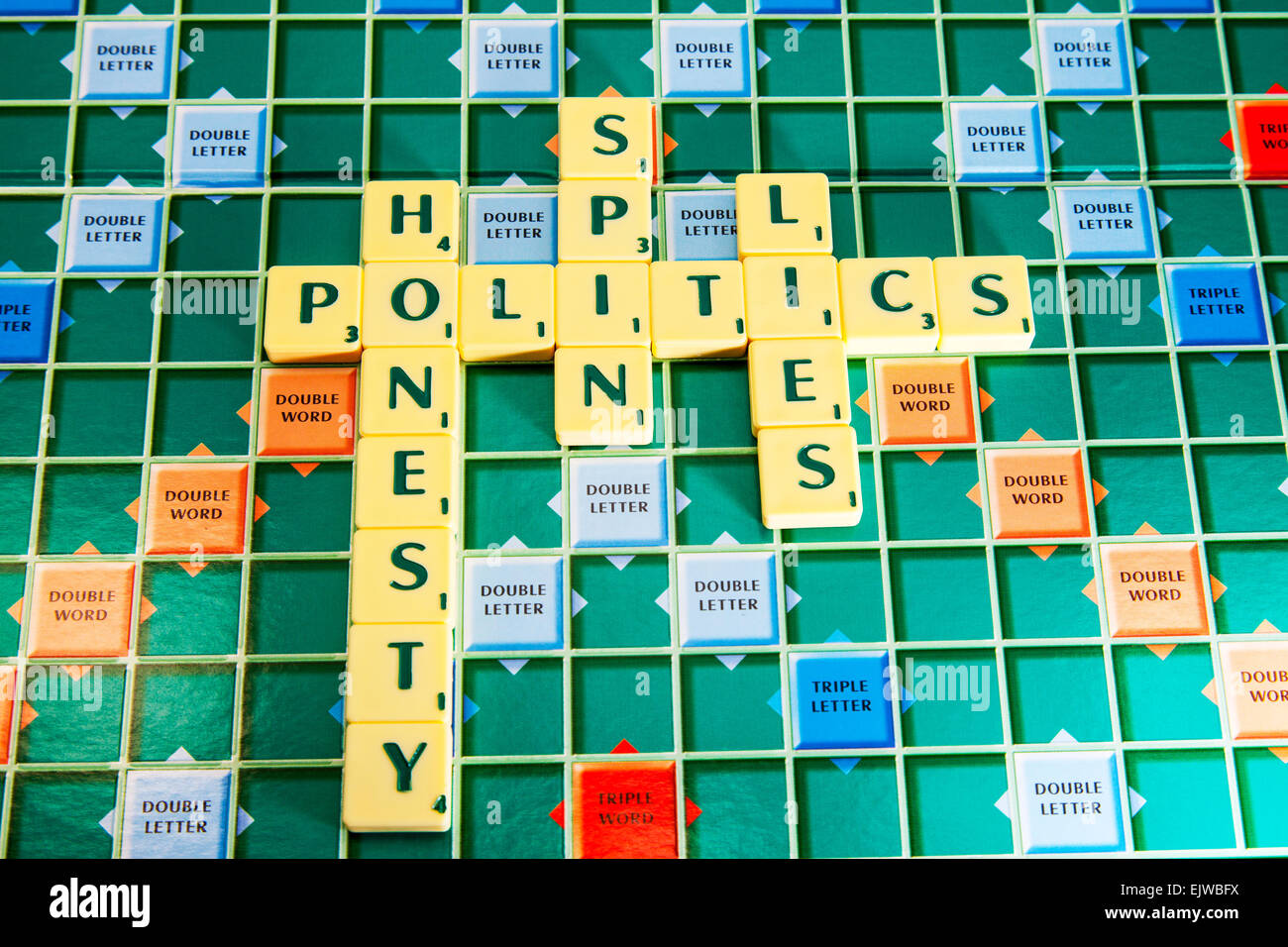 Politica onestà spin giace politici elezioni governo onesto lier di parole utilizzando le piastrelle scrabble precisare Foto Stock