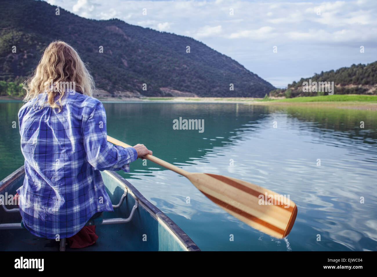 Stati Uniti d'America, Colorado, Harvey Gap, Donna canottaggio nel lago Foto Stock