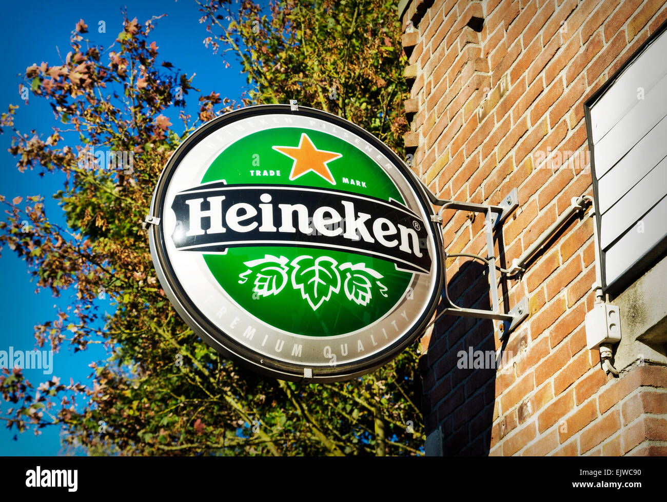 Famoso logo heineken alla facciata di un bar. Heineken è uno dei più grandi produttori di birra in tutto il mondo e conta oltre 80.000 peopl Foto Stock