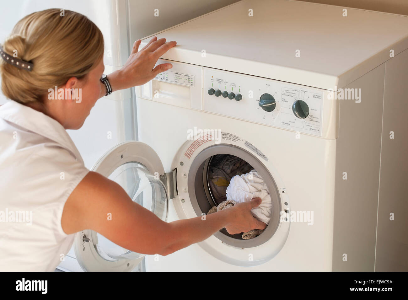 Donna facendo servizio lavanderia Foto Stock