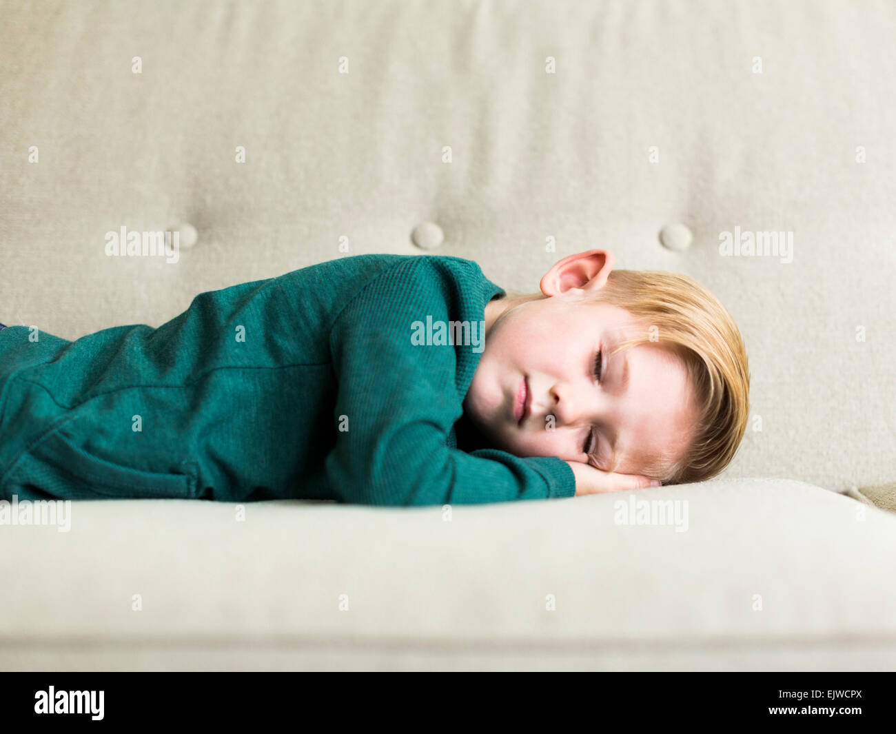 Ragazzo (2-3) che dorme sul divano Foto stock - Alamy