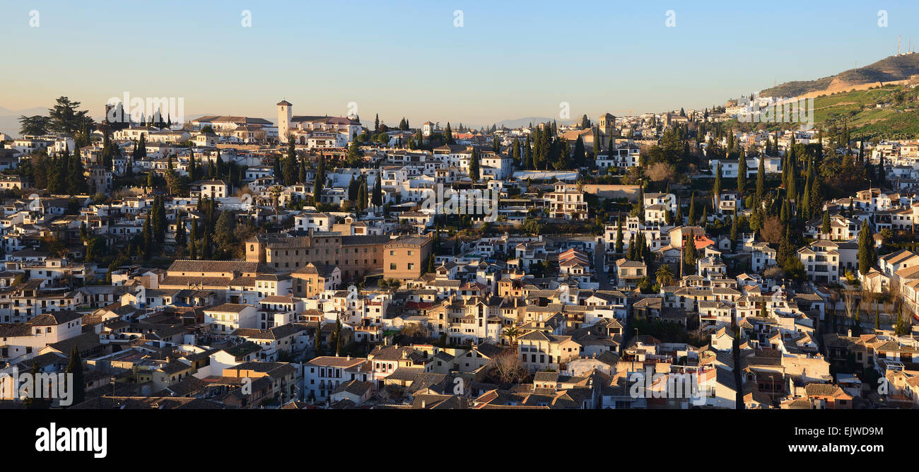 Spagna, Andalusia, Granada Albayzin, townscape e hill in presenza di luce solare Foto Stock