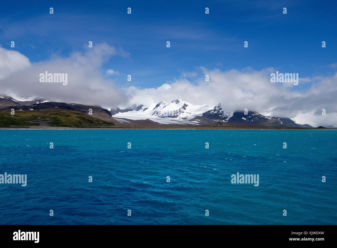 Vista panoramica con montagne innevate costa nord della Georgia del Sud Foto Stock