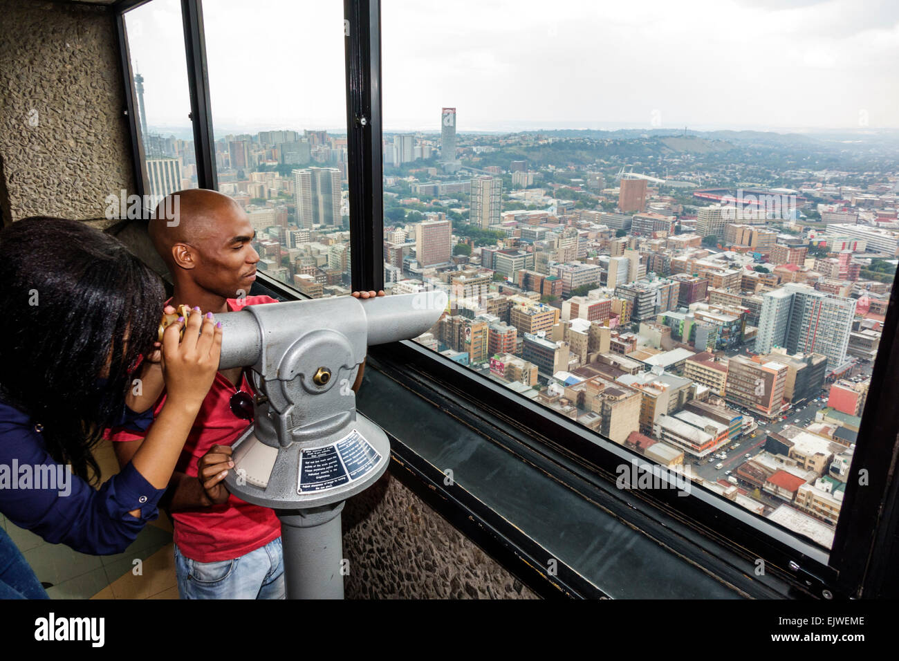 Johannesburg Sud Africa,Carlton Centre,centro,Top of Africa,ponte osservatorio,vista da,uomo nero uomini maschio,donna donne,coppia,cercando,costruzione Foto Stock