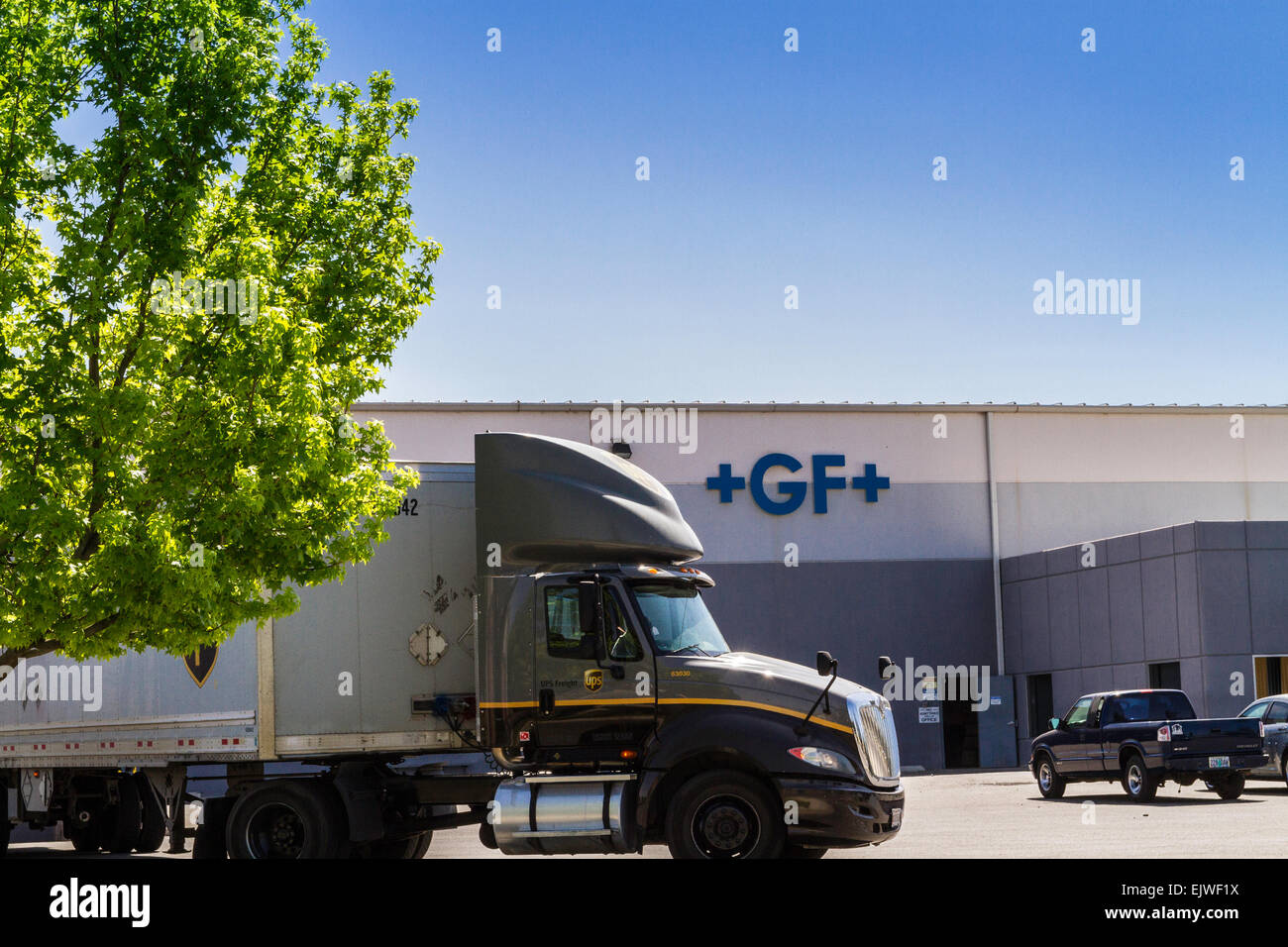 Un George Fischer Harvel LLC per la distribuzione di magazzino nel centro di Bakersfield California e un carrello UPS per prelevare o erogare Foto Stock