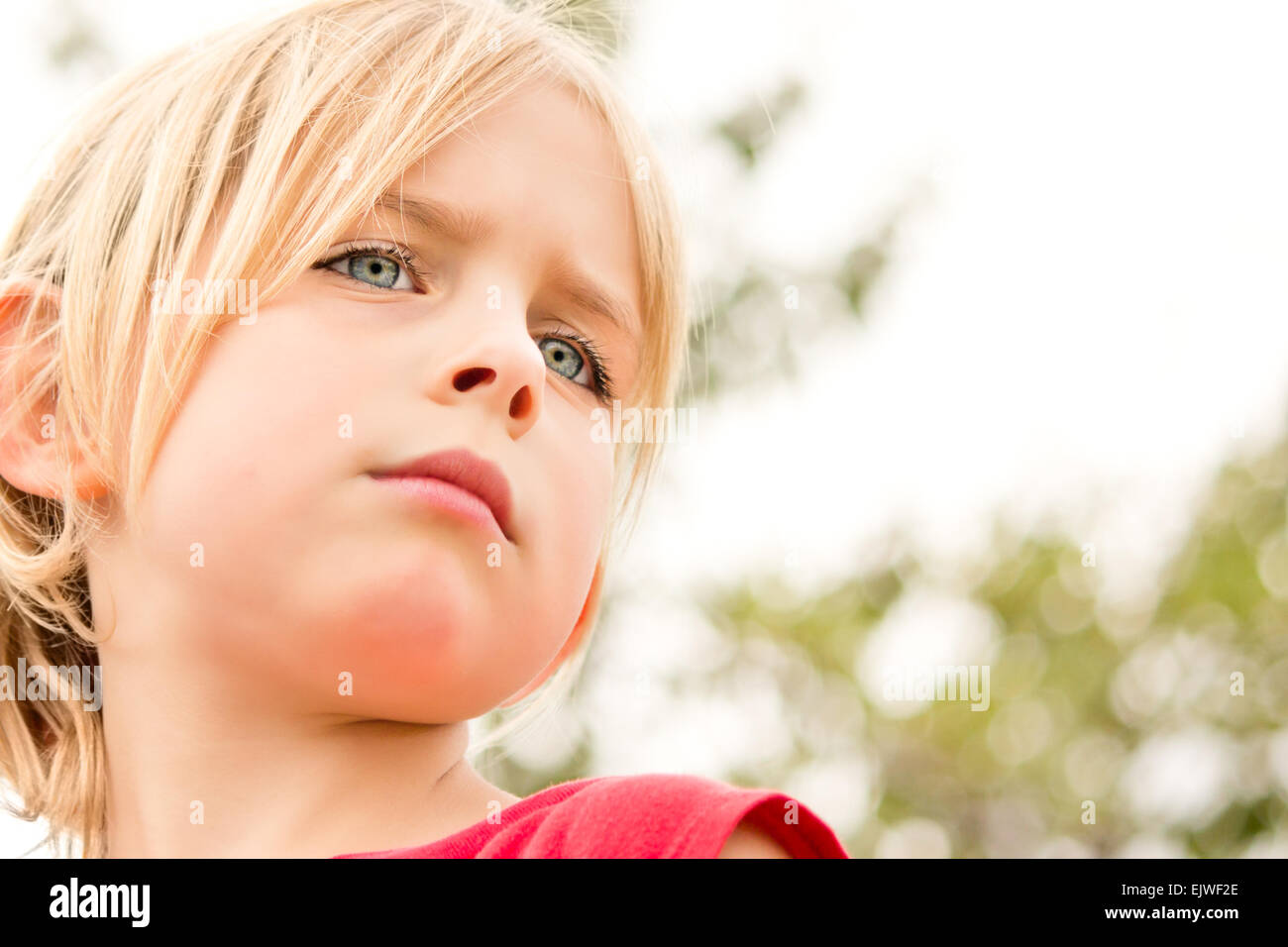 Bella ragazza che fissa nel pensiero al di fuori Foto Stock