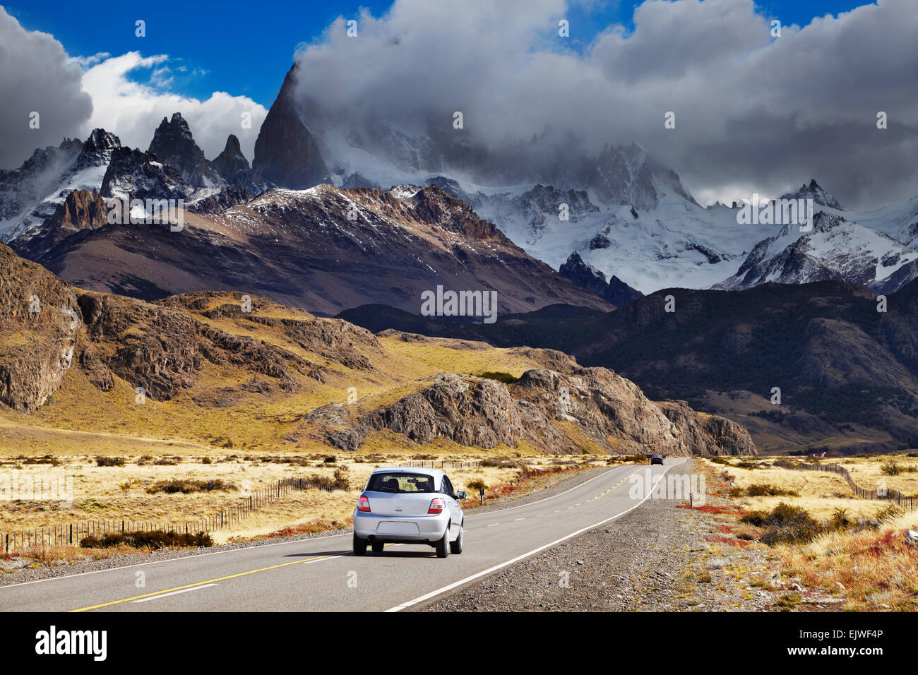 Il monte Fitz Roy tra le nuvole, la strada per il parco nazionale Los Glaciares, Patagonia, Argentina Foto Stock
