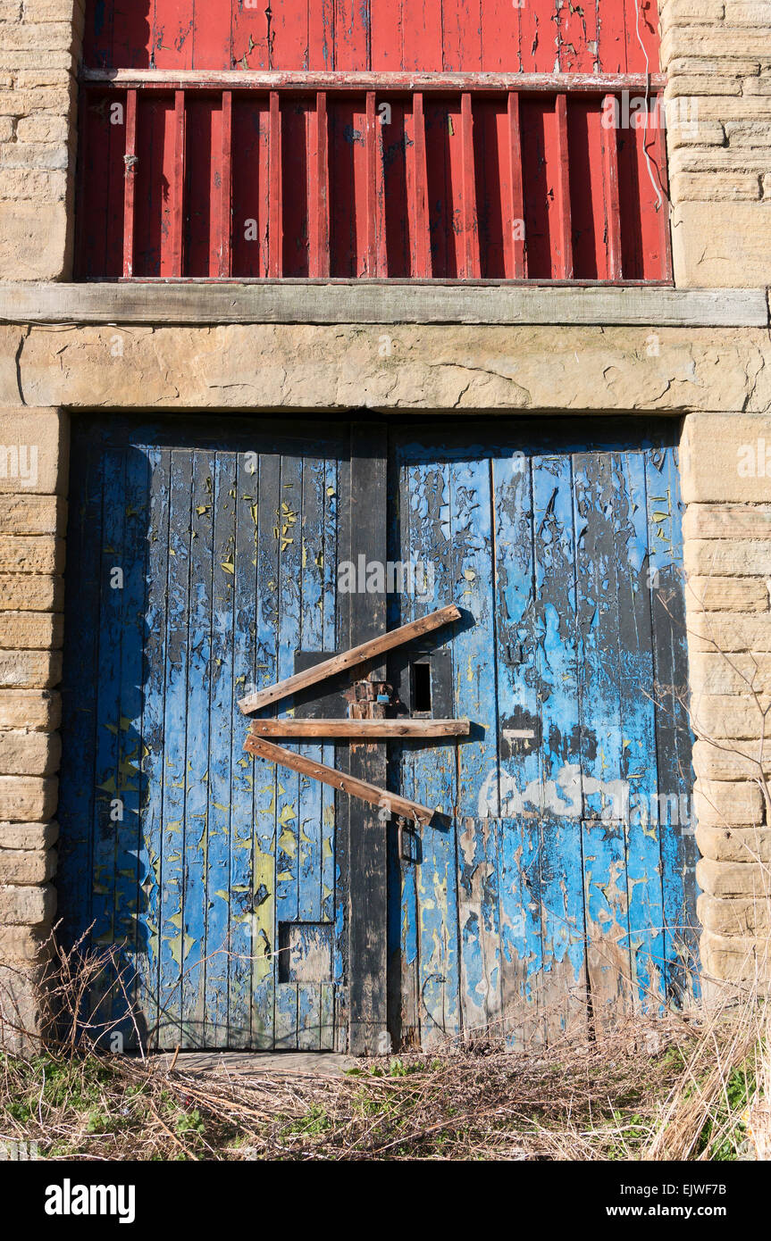 Il vecchio magazzino porta al pontile, Sowerby Bridge, West Yorkshire Foto Stock