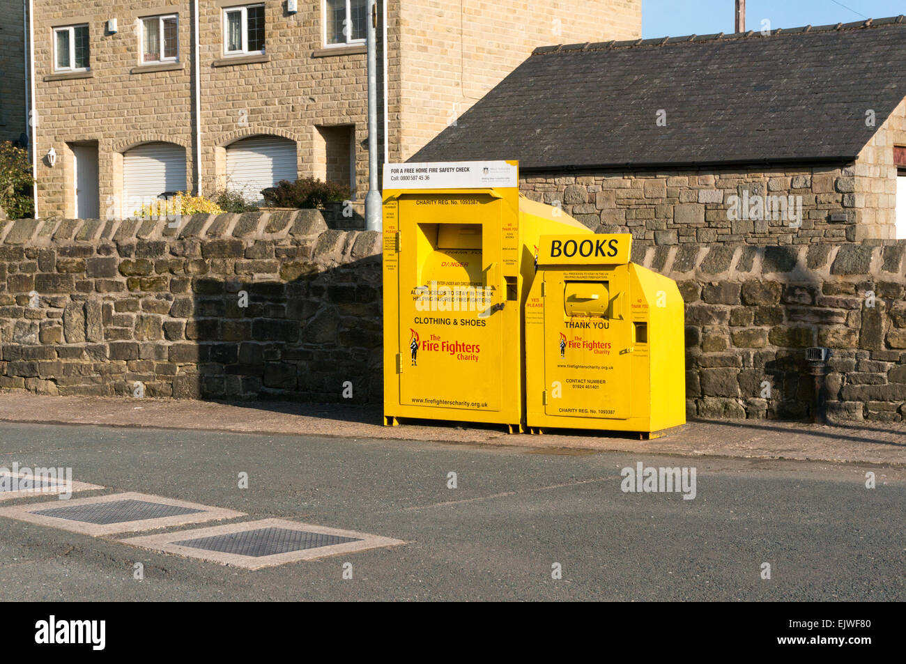 Contenitori di riciclaggio per i vigili del fuoco di carità, Mytholmroyd, West Yorkshire Foto Stock