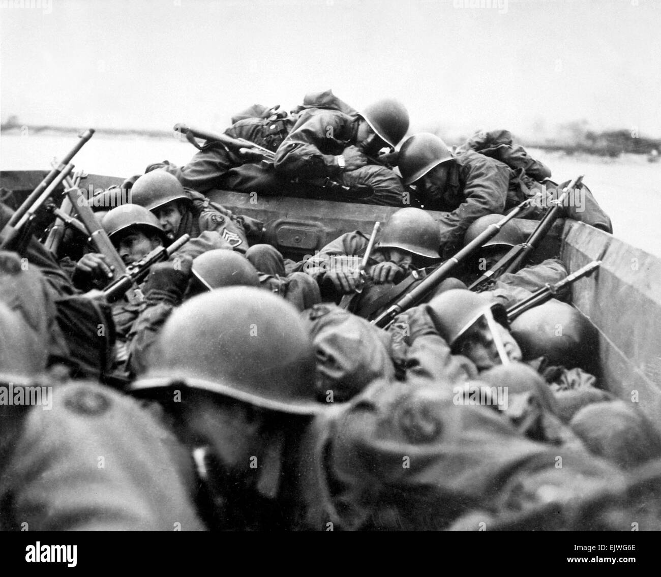 Traversata del Reno - Funzionamento razzia di marzo 1945. I soldati americani della 89ª divisione di fanteria prendere coperchio attraversando il Reno sotto il fuoco nemico da St. Goar. Foto US Army ufficiale di Nara il file #: 208-YE-132 guerra & CONFLITTO PRENOTA #: 1086 Foto Stock