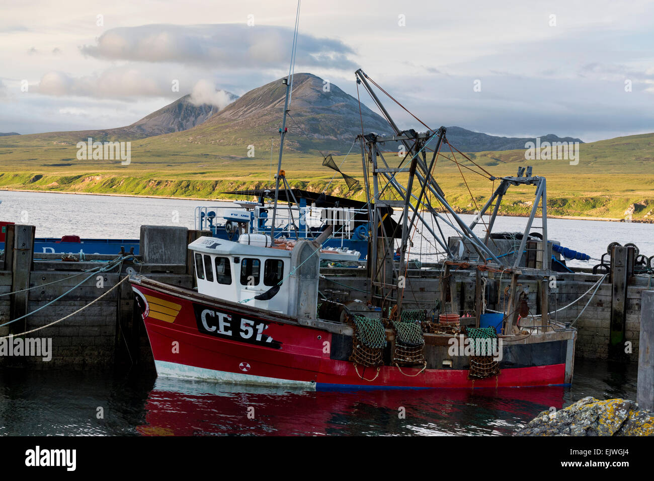 Per la pesca costiera porto peschereccio askaig pappe del Giura Foto Stock