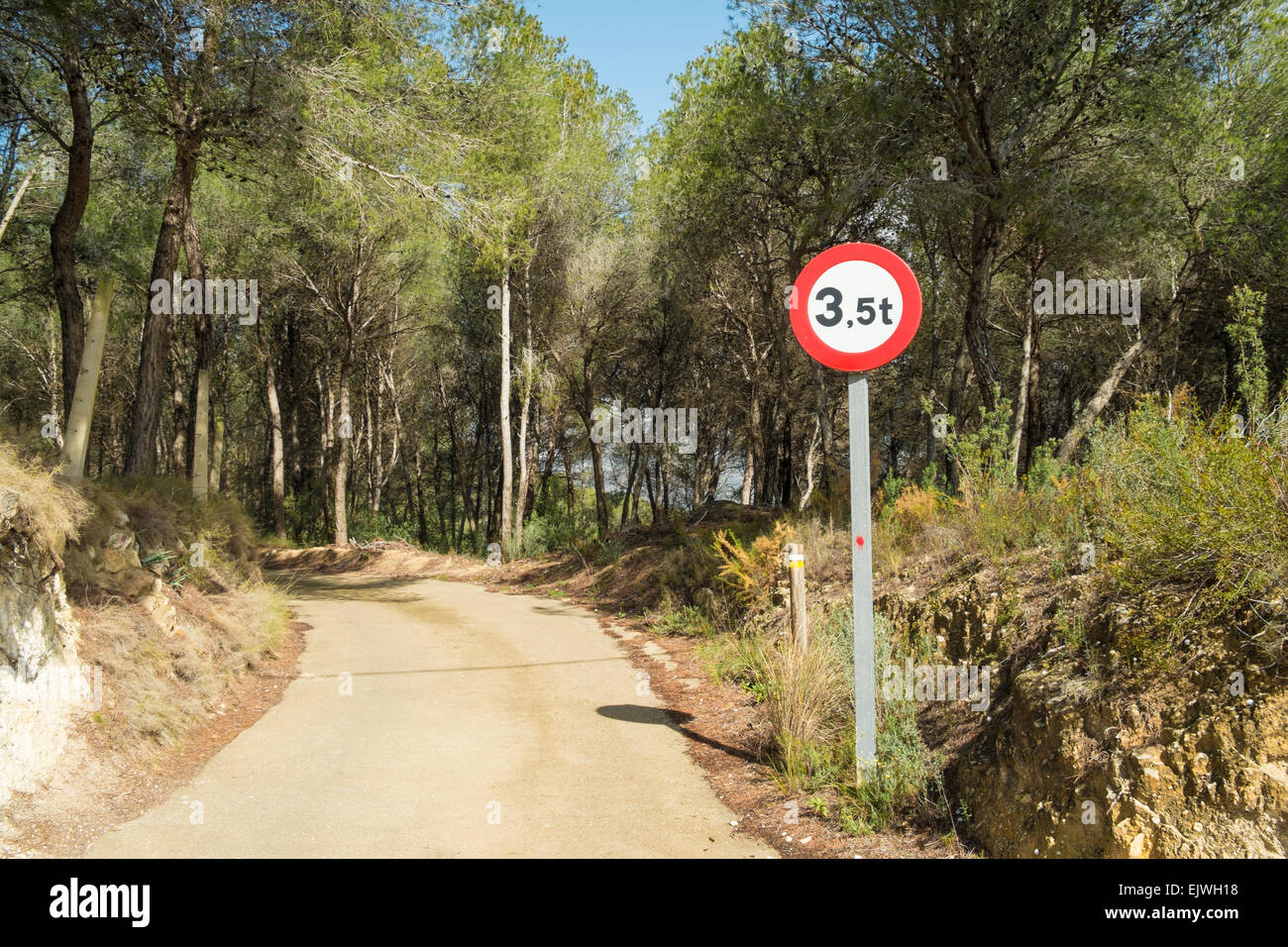 Il limite di peso segno su una piccola strada di campagna Foto Stock