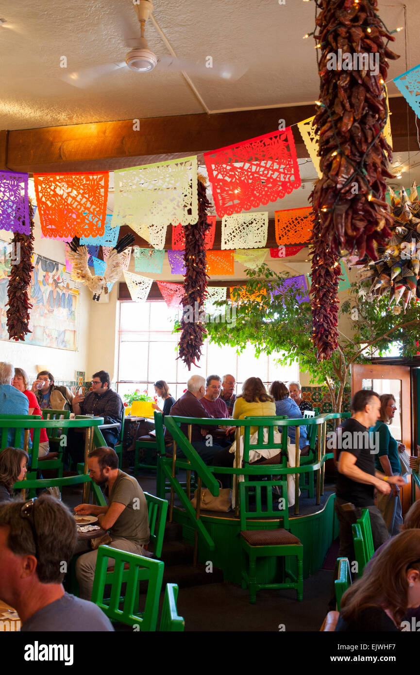 Stati Uniti d'America New Mexico NM Santa Fe di cenare al ristorante Pasquals che serve autentica cucina Southwestern cibi e stoviglie Foto Stock